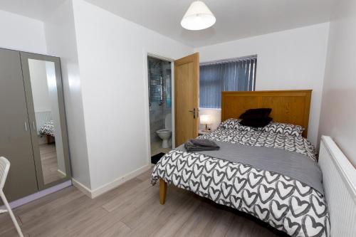 Comfortable stay in Shirley, Solihull Bedroom-1 reception